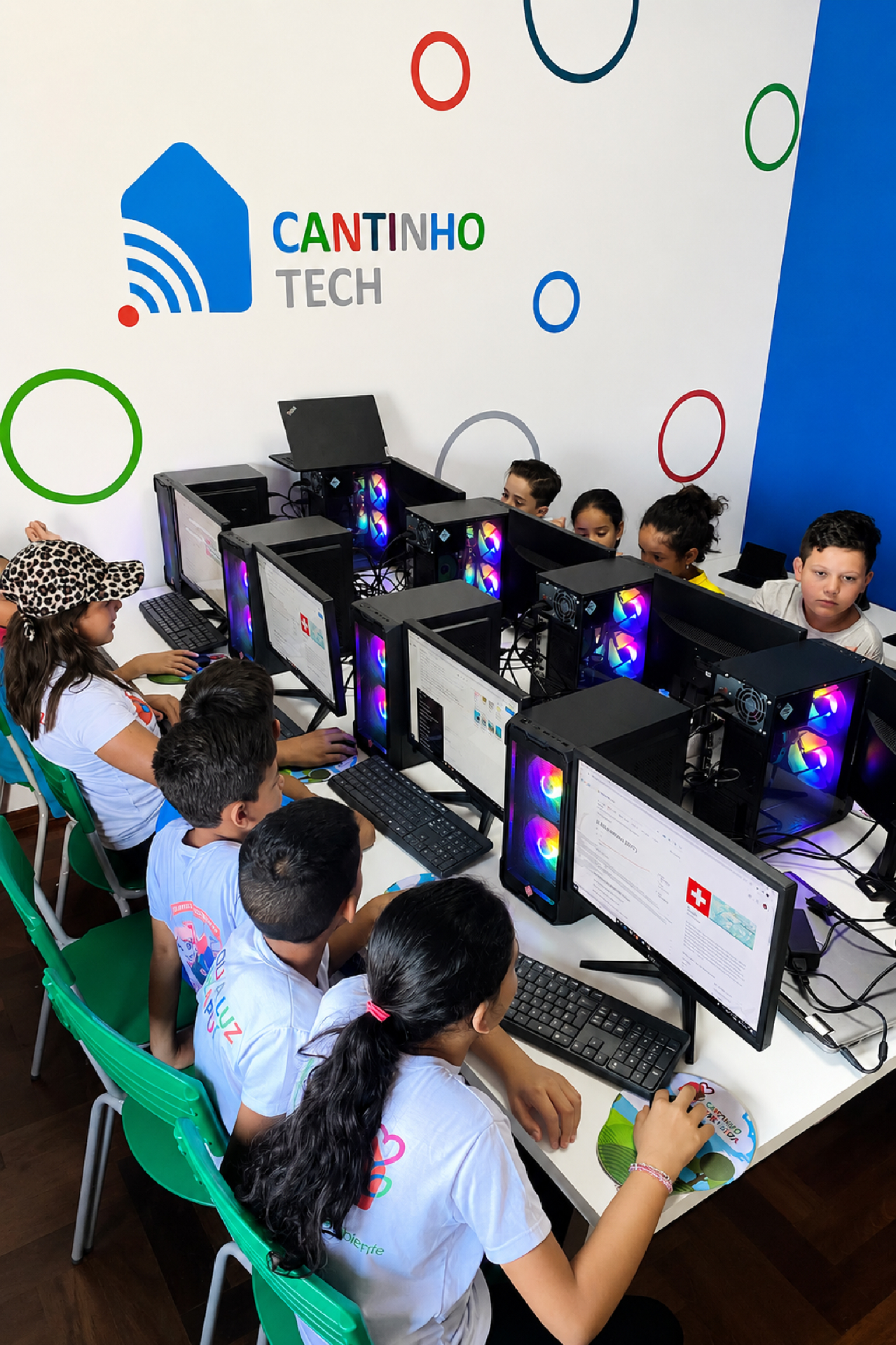 Crianças do Cantinho Dona Zilda na sala de informática Cantinho Tech, em Sarapuí-SP